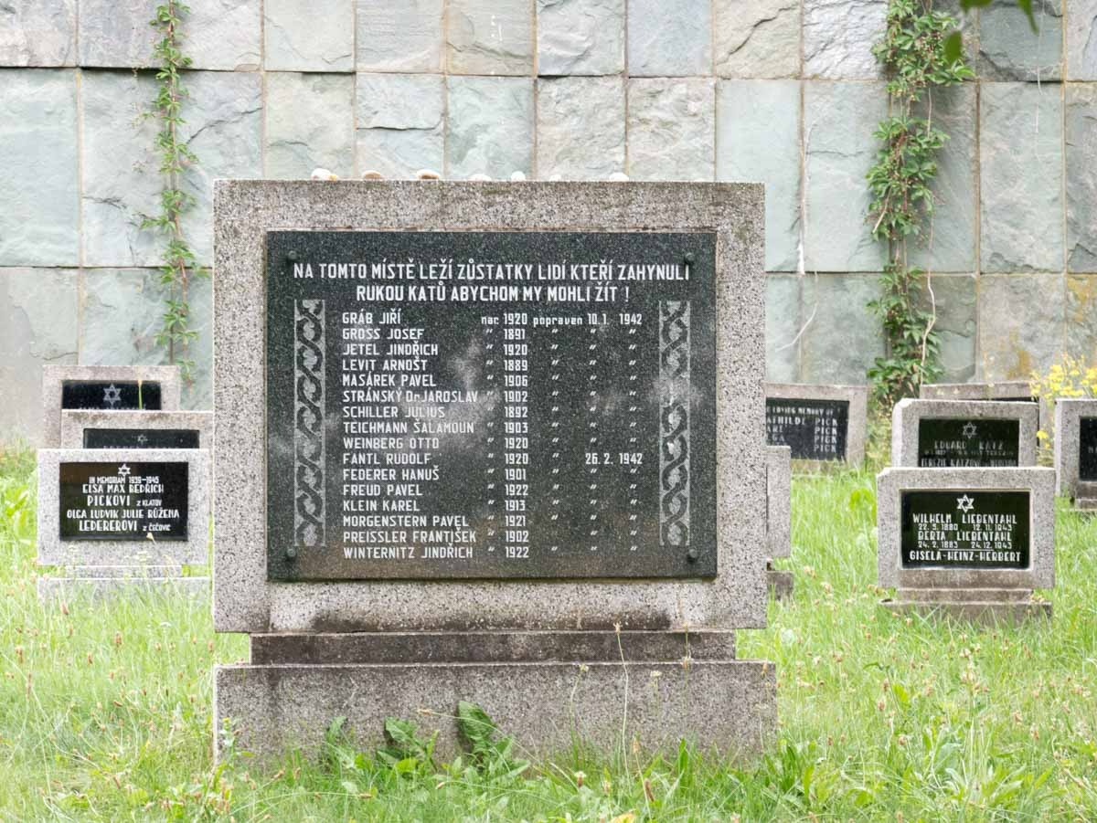 220730 theresienstadt columbarium begraafplaats 0022 220730 theresienstadt columbarium begraafplaats 0022