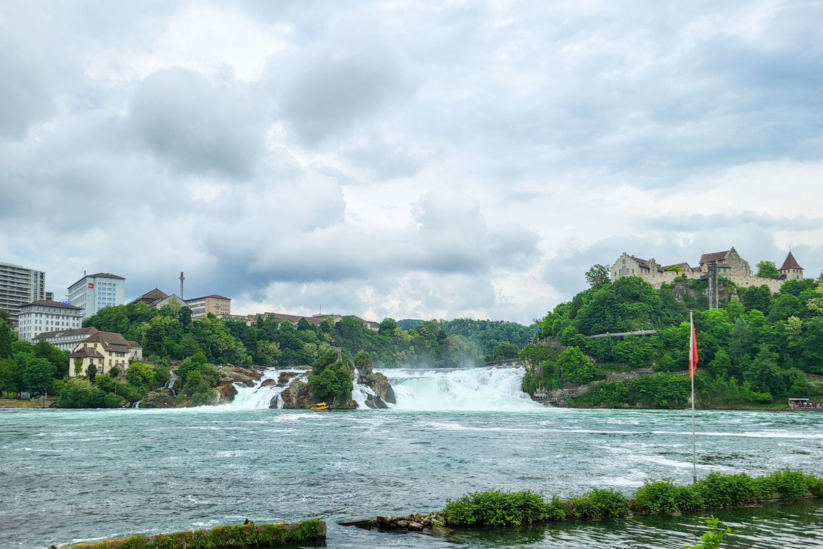 De Rheinfall bij Schaffhausen: een natte reisdag naar de machtigste waterval van Europa