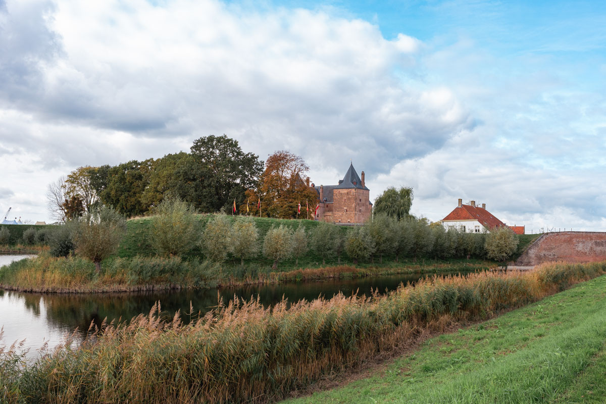 Slot Loevestein: historie, architectuur en beleving