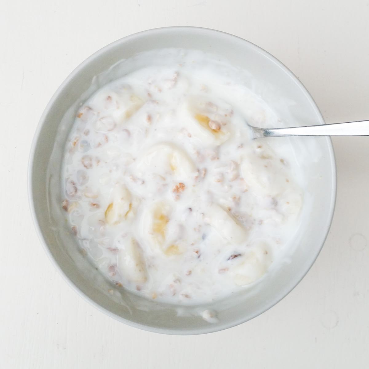 Yoghurt met muesli en banaan