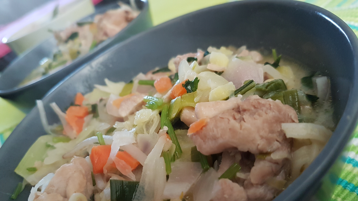 Thaise kip kokos noedelsoep